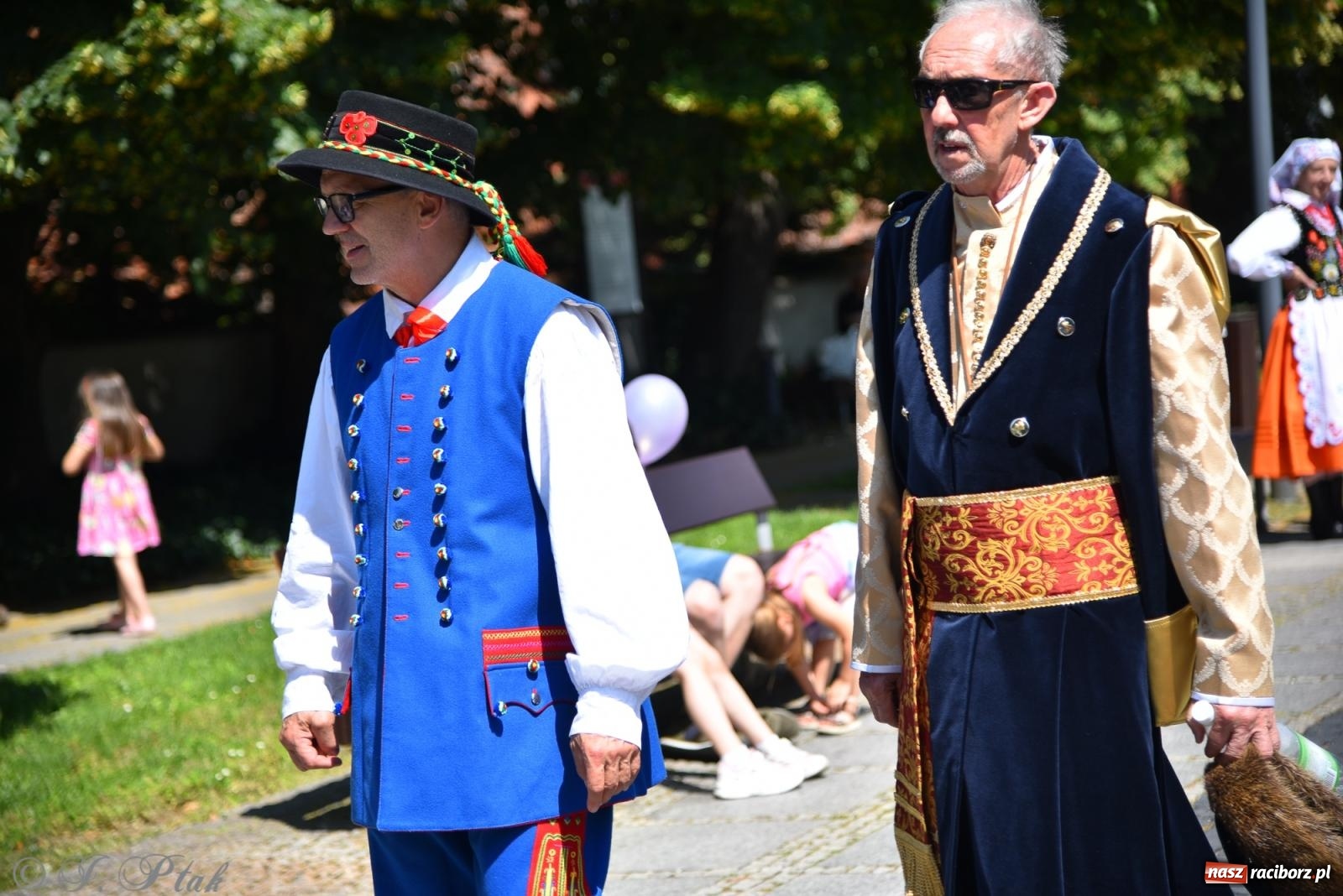 Zdjęcie w galerii na portalu naszraciborz.pl: Śląska mozaika na zamku. Korowód i barwy kultur na dziedzińcu Piastów wiadomości z regionu