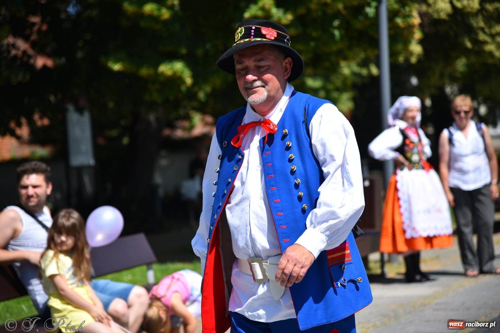 Zdjęcie w galerii na portalu naszraciborz.pl: Śląska mozaika na zamku. Korowód i barwy kultur na dziedzińcu Piastów wiadomości z regionu