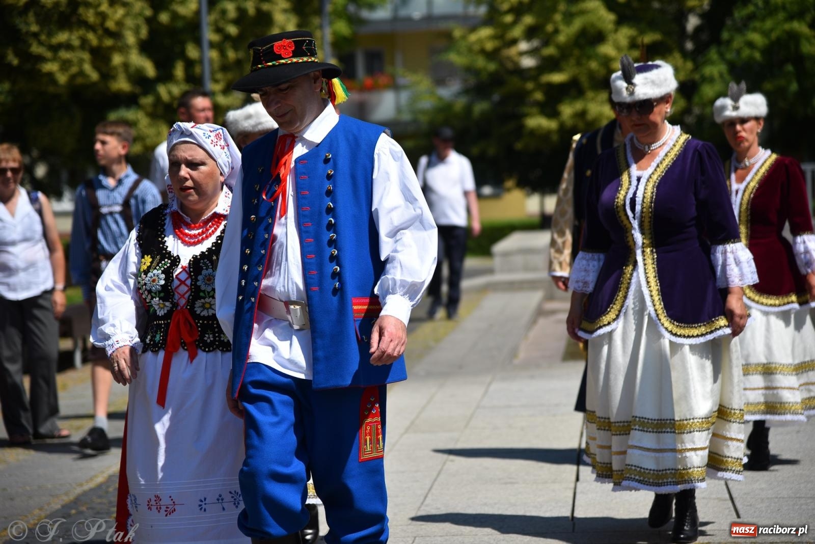 Zdjęcie w galerii na portalu naszraciborz.pl: Śląska mozaika na zamku. Korowód i barwy kultur na dziedzińcu Piastów wiadomości z regionu