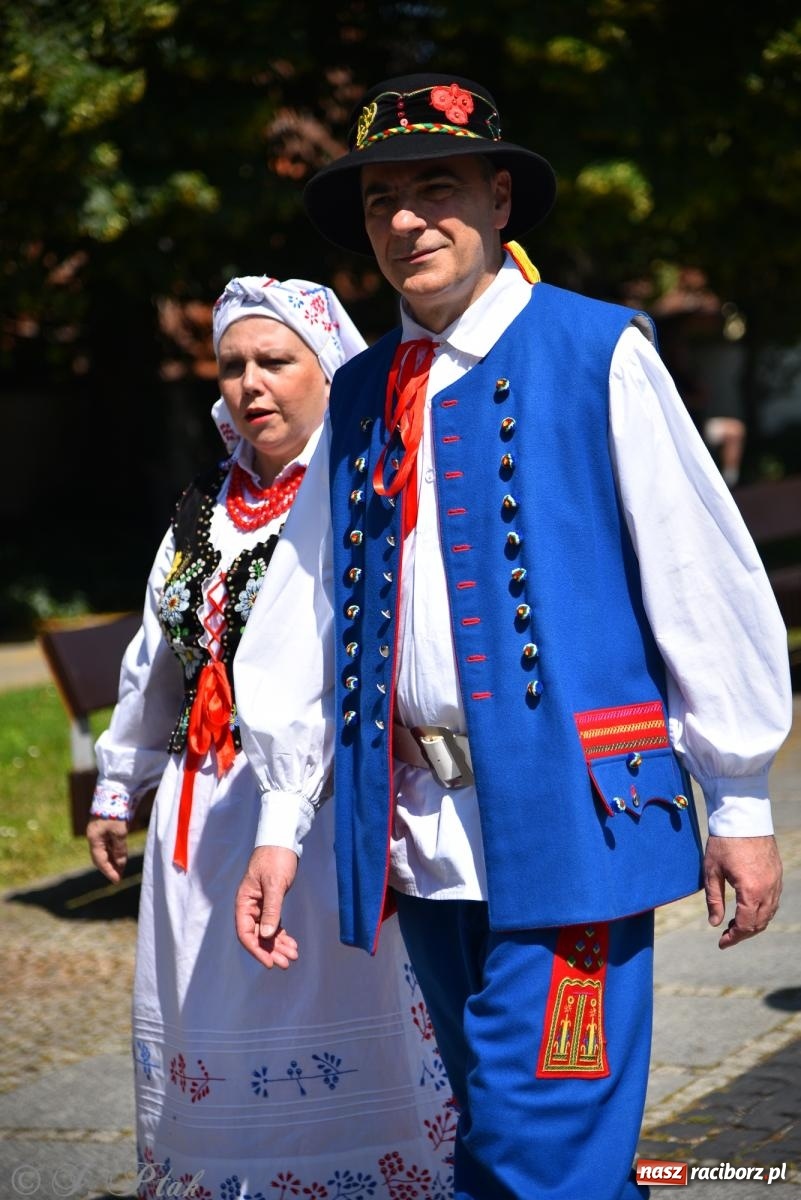 Zdjęcie w galerii na portalu naszraciborz.pl: Śląska mozaika na zamku. Korowód i barwy kultur na dziedzińcu Piastów wiadomości z regionu