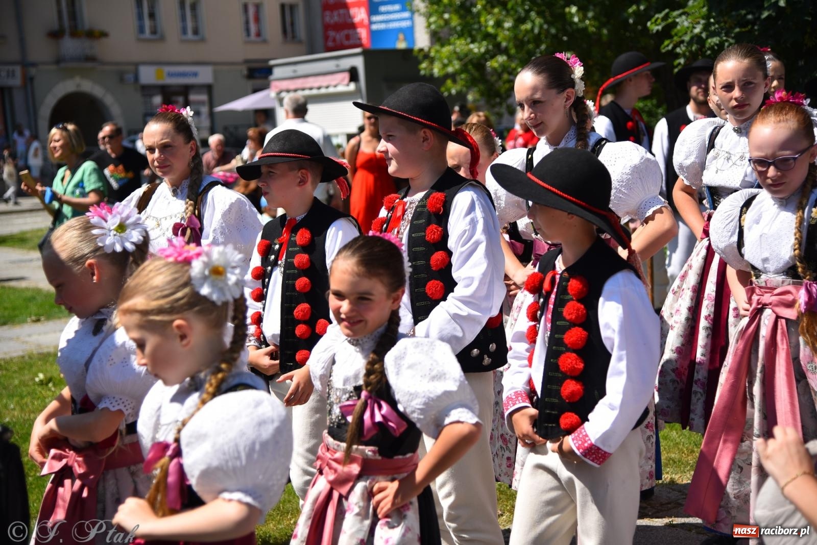 Zdjęcie w galerii na portalu naszraciborz.pl: Śląska mozaika na zamku. Korowód i barwy kultur na dziedzińcu Piastów wiadomości z regionu