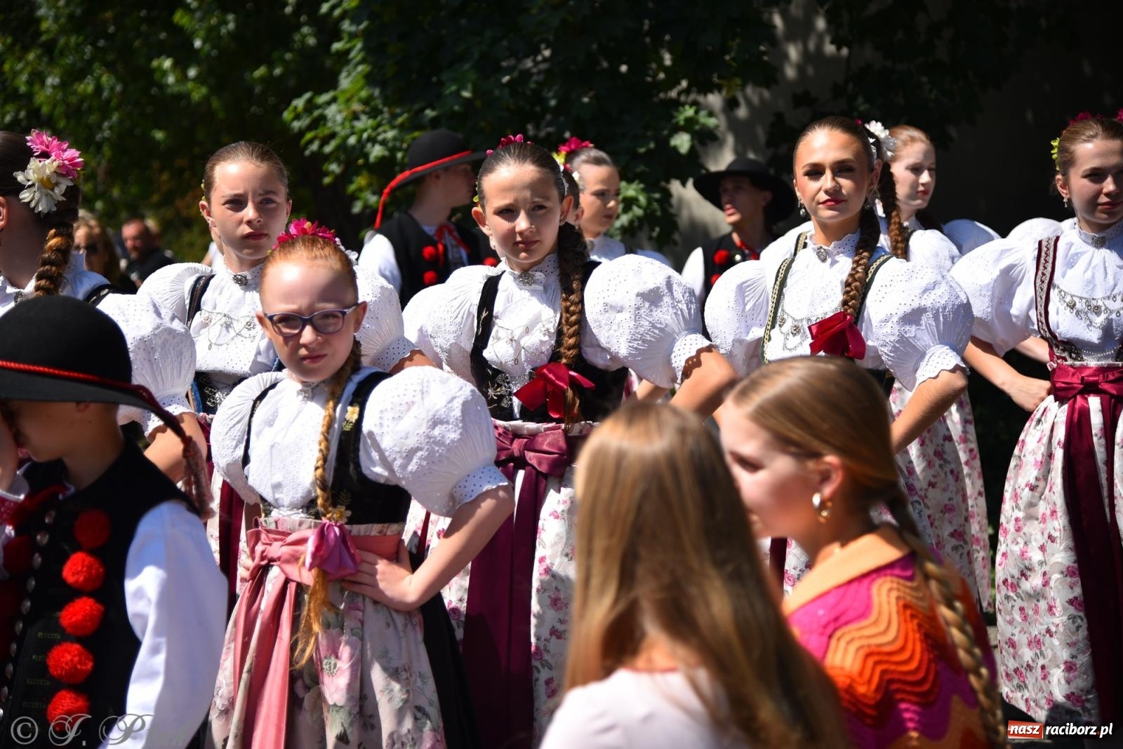 Zdjęcie w galerii na portalu naszraciborz.pl: Śląska mozaika na zamku. Korowód i barwy kultur na dziedzińcu Piastów wiadomości z regionu