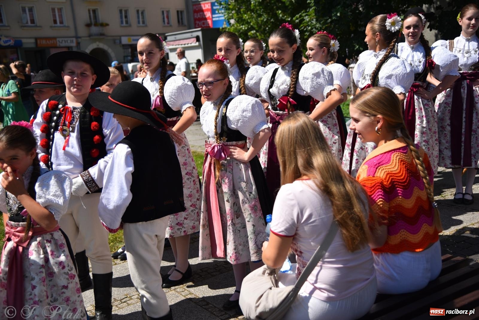 Zdjęcie w galerii na portalu naszraciborz.pl: Śląska mozaika na zamku. Korowód i barwy kultur na dziedzińcu Piastów wiadomości z regionu