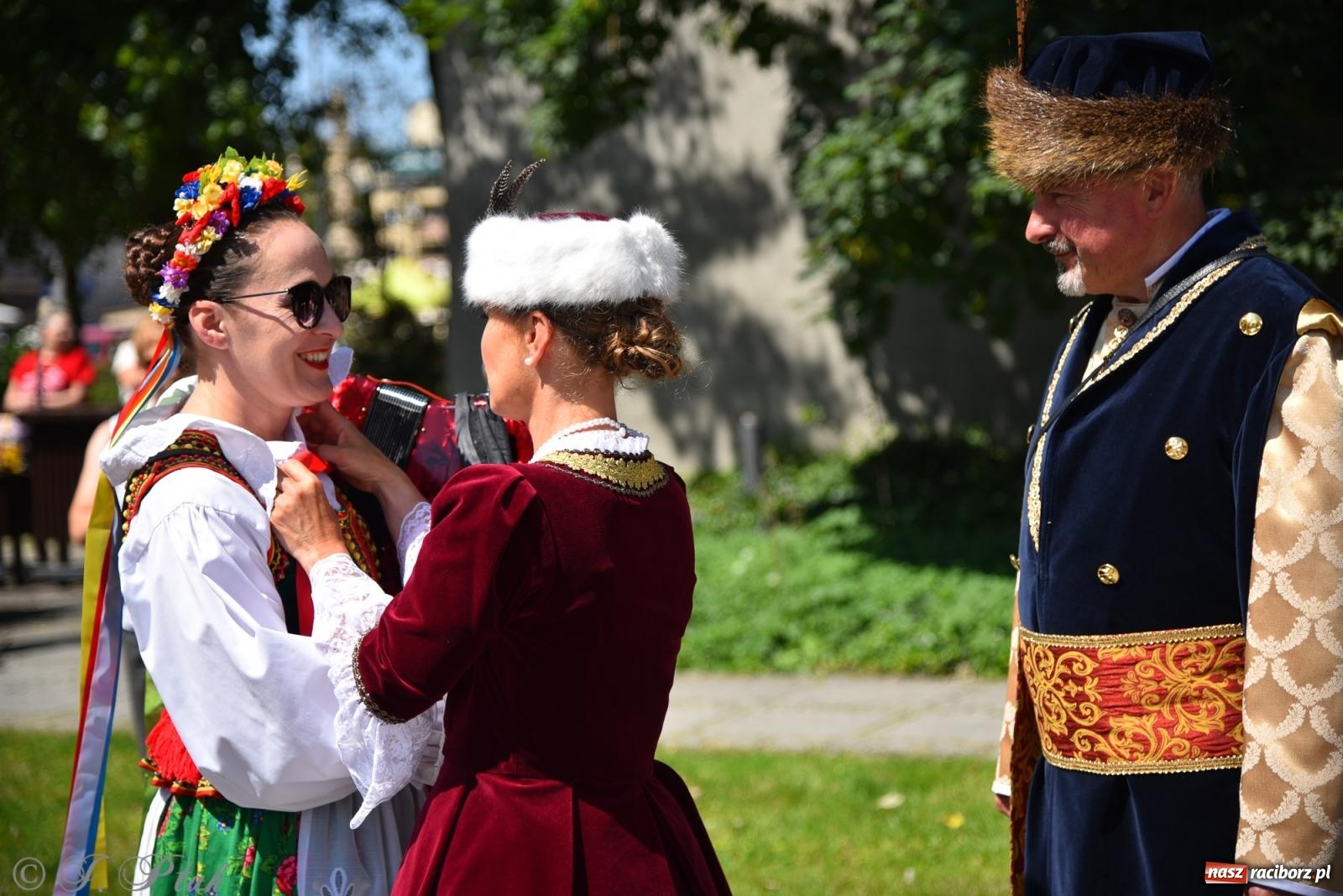 Zdjęcie w galerii na portalu naszraciborz.pl: Śląska mozaika na zamku. Korowód i barwy kultur na dziedzińcu Piastów wiadomości z regionu