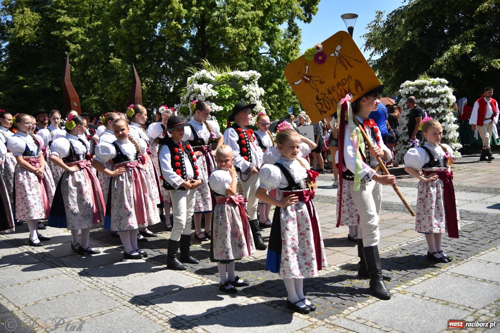 Zdjęcie w galerii na portalu naszraciborz.pl: Śląska mozaika na zamku. Korowód i barwy kultur na dziedzińcu Piastów wiadomości z regionu