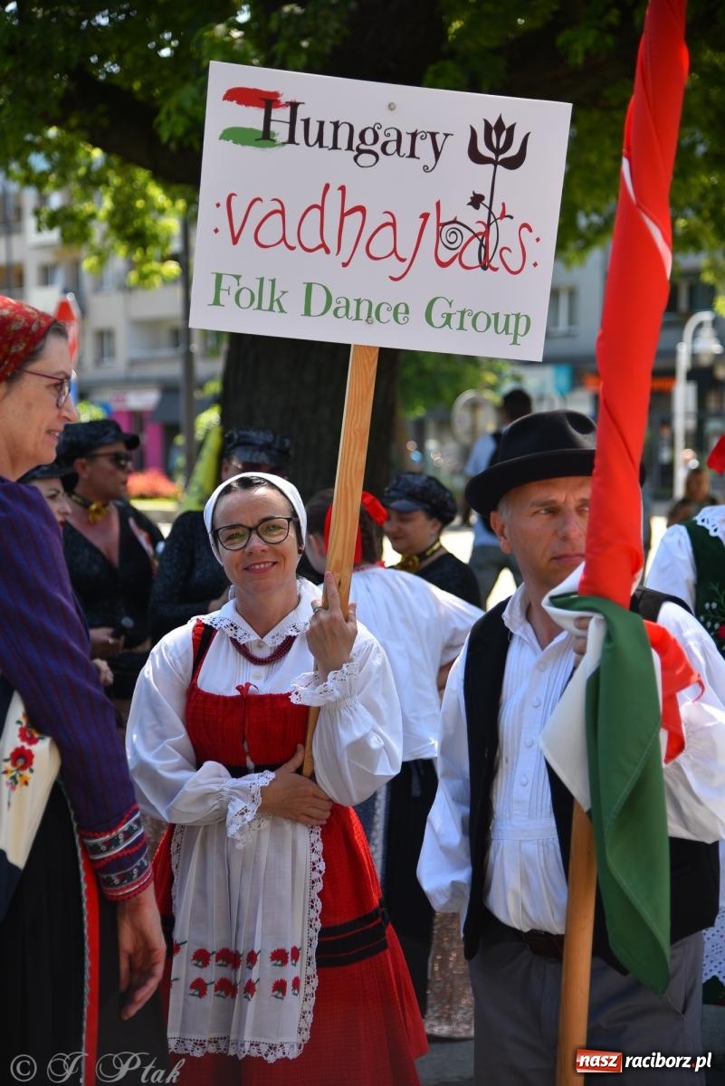 Zdjęcie w galerii na portalu naszraciborz.pl: Śląska mozaika na zamku. Korowód i barwy kultur na dziedzińcu Piastów wiadomości z regionu