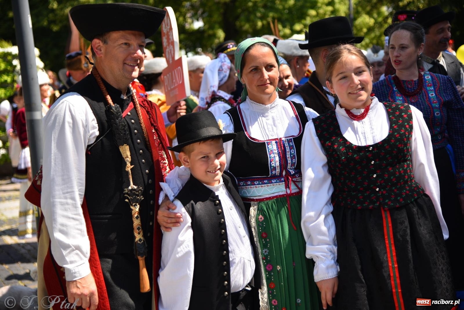 Zdjęcie w galerii na portalu naszraciborz.pl: Śląska mozaika na zamku. Korowód i barwy kultur na dziedzińcu Piastów wiadomości z regionu