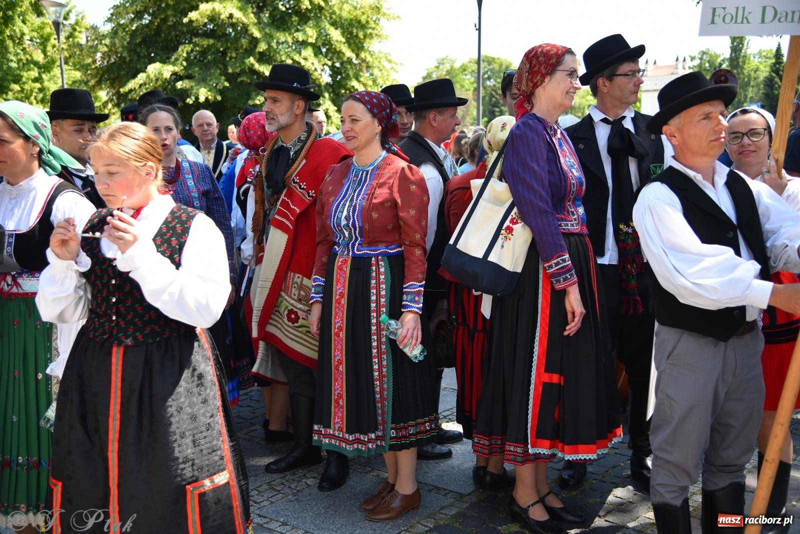 Zdjęcie w galerii na portalu naszraciborz.pl: Śląska mozaika na zamku. Korowód i barwy kultur na dziedzińcu Piastów wiadomości z regionu