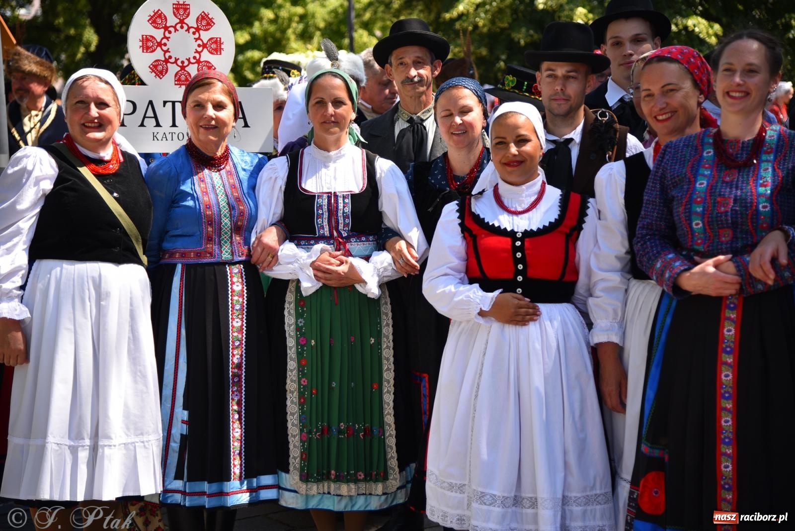 Zdjęcie w galerii na portalu naszraciborz.pl: Śląska mozaika na zamku. Korowód i barwy kultur na dziedzińcu Piastów wiadomości z regionu