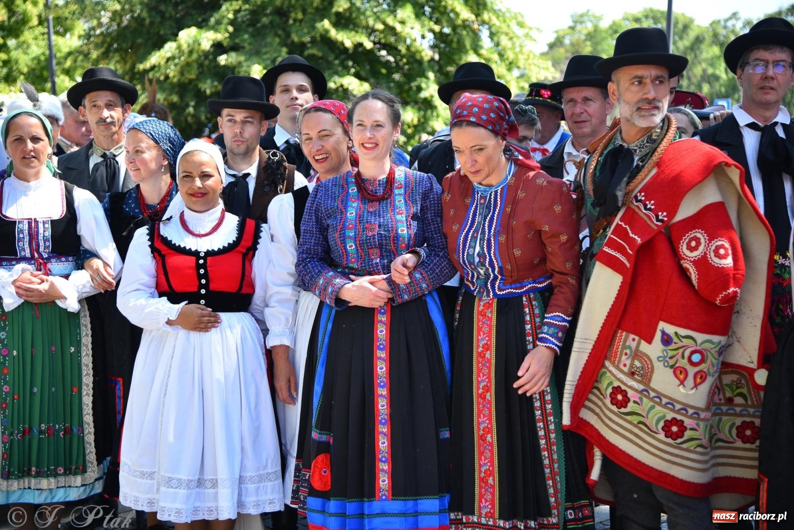 Zdjęcie w galerii na portalu naszraciborz.pl: Śląska mozaika na zamku. Korowód i barwy kultur na dziedzińcu Piastów wiadomości z regionu
