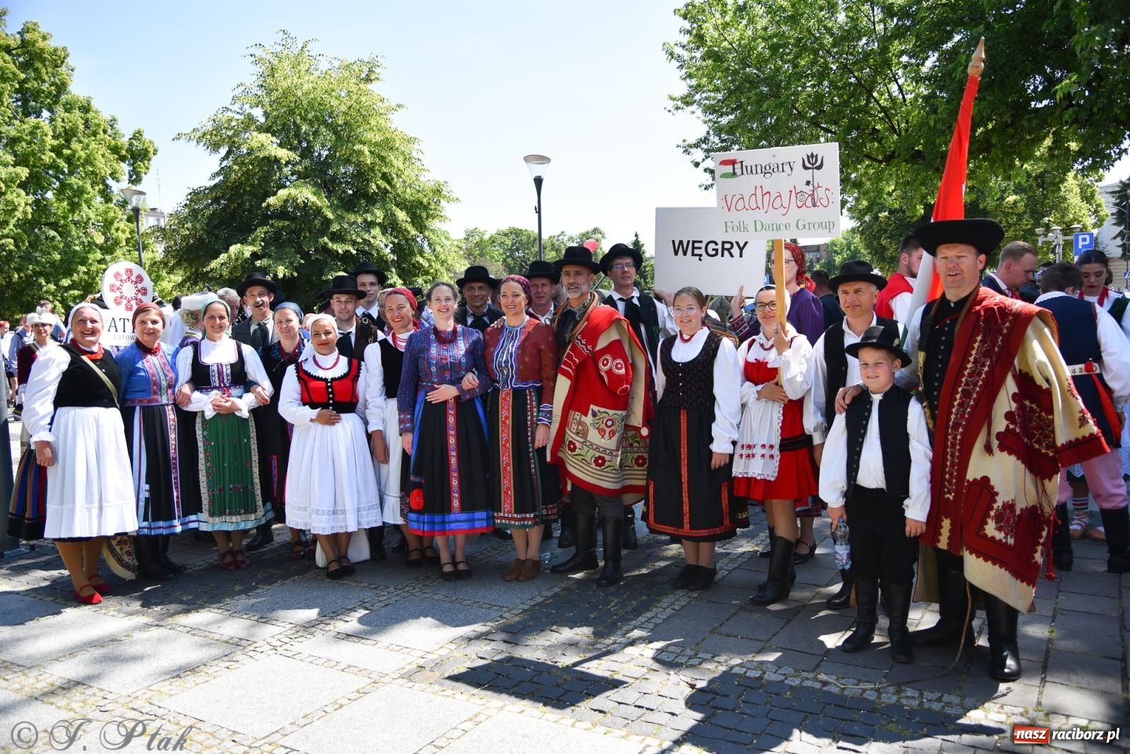 Zdjęcie w galerii na portalu naszraciborz.pl: Śląska mozaika na zamku. Korowód i barwy kultur na dziedzińcu Piastów wiadomości z regionu