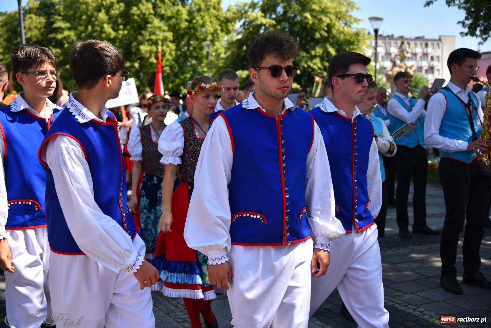 Zdjęcie w galerii na portalu naszraciborz.pl: Śląska mozaika na zamku. Korowód i barwy kultur na dziedzińcu Piastów wiadomości z regionu