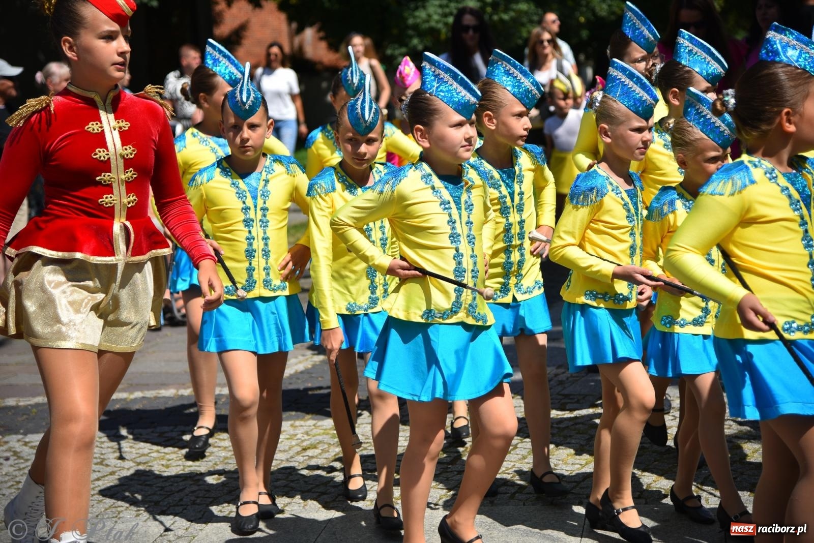 Zdjęcie w galerii na portalu naszraciborz.pl: Śląska mozaika na zamku. Korowód i barwy kultur na dziedzińcu Piastów wiadomości z regionu