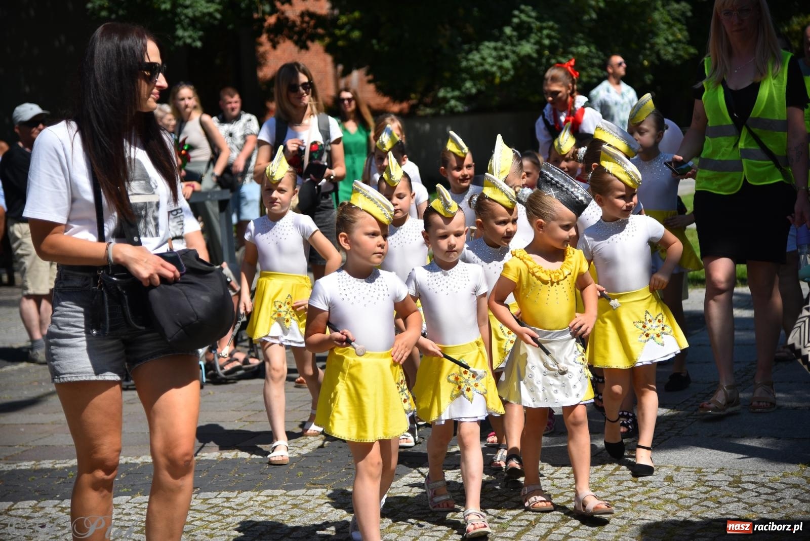 Zdjęcie w galerii na portalu naszraciborz.pl: Śląska mozaika na zamku. Korowód i barwy kultur na dziedzińcu Piastów wiadomości z regionu