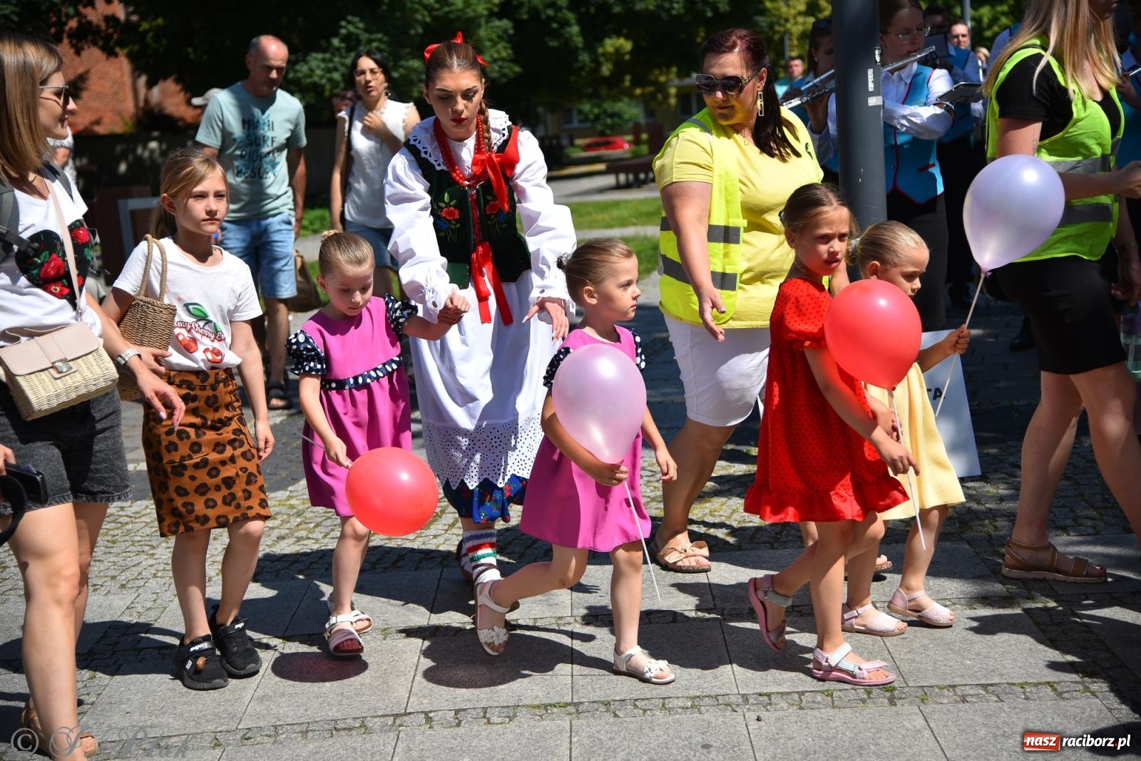 Zdjęcie w galerii na portalu naszraciborz.pl: Śląska mozaika na zamku. Korowód i barwy kultur na dziedzińcu Piastów wiadomości z regionu