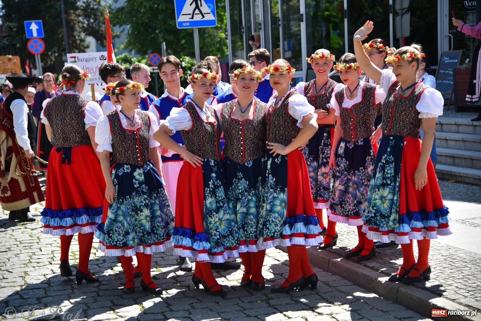 Zdjęcie w galerii na portalu naszraciborz.pl: Śląska mozaika na zamku. Korowód i barwy kultur na dziedzińcu Piastów wiadomości z regionu