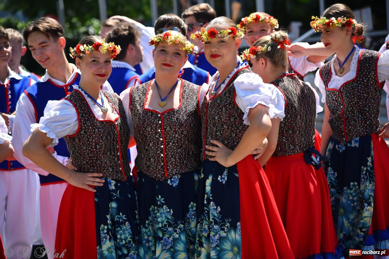 Zdjęcie w galerii na portalu naszraciborz.pl: Śląska mozaika na zamku. Korowód i barwy kultur na dziedzińcu Piastów wiadomości z regionu