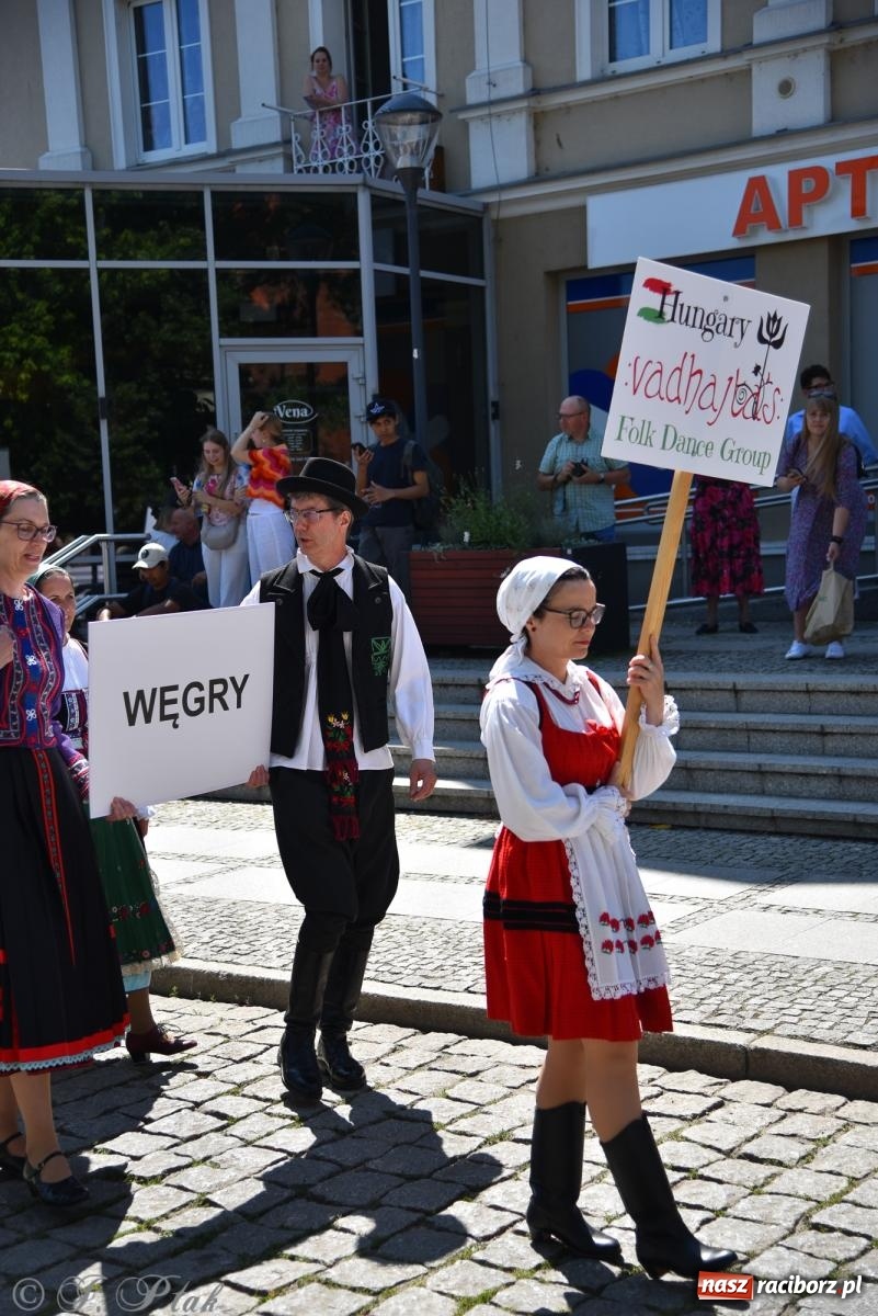 Zdjęcie w galerii na portalu naszraciborz.pl: Śląska mozaika na zamku. Korowód i barwy kultur na dziedzińcu Piastów wiadomości z regionu