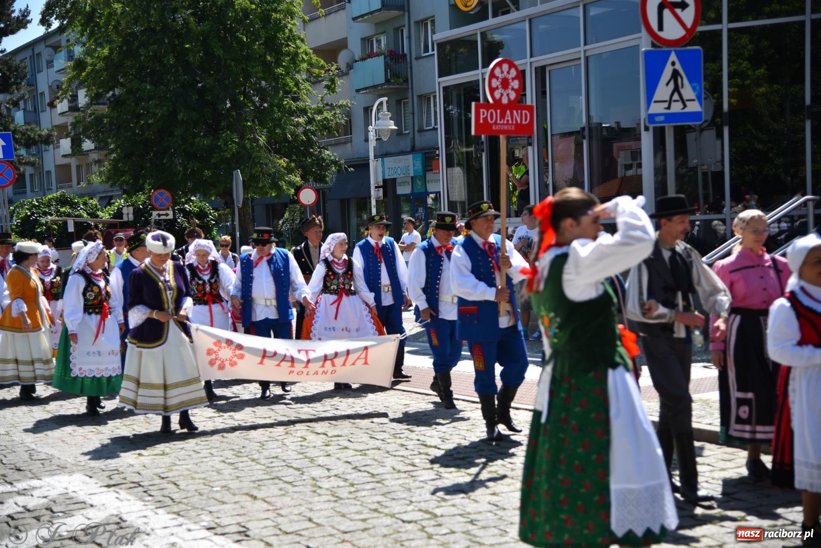 Zdjęcie w galerii na portalu naszraciborz.pl: Śląska mozaika na zamku. Korowód i barwy kultur na dziedzińcu Piastów wiadomości z regionu