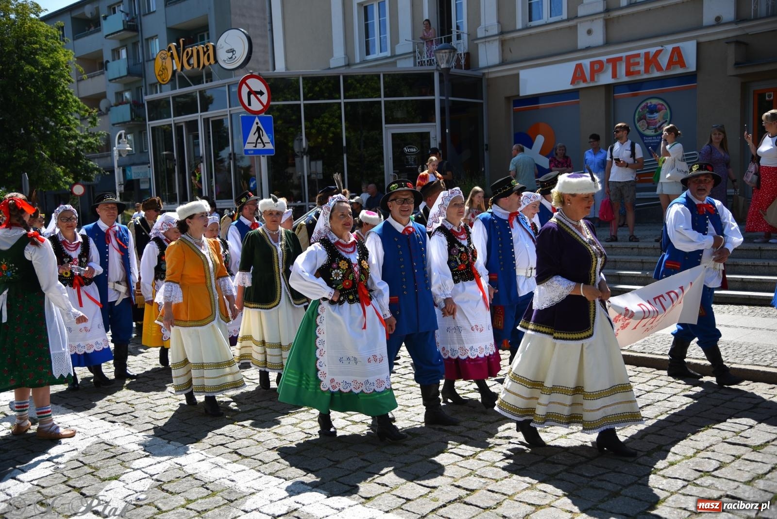 Zdjęcie w galerii na portalu naszraciborz.pl: Śląska mozaika na zamku. Korowód i barwy kultur na dziedzińcu Piastów wiadomości z regionu