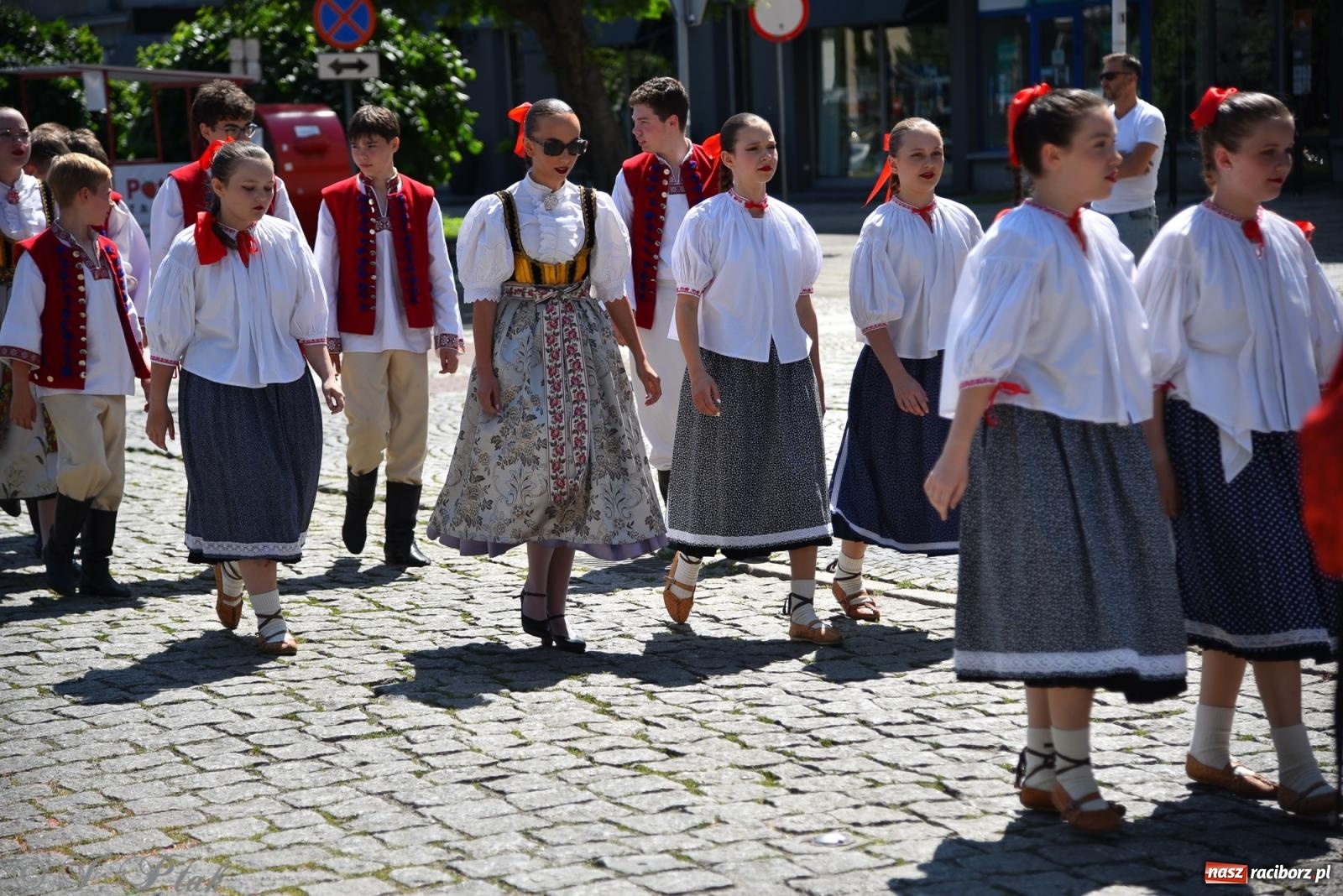 Zdjęcie w galerii na portalu naszraciborz.pl: Śląska mozaika na zamku. Korowód i barwy kultur na dziedzińcu Piastów wiadomości z regionu