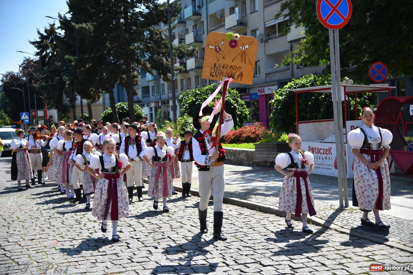 Zdjęcie w galerii na portalu naszraciborz.pl: Śląska mozaika na zamku. Korowód i barwy kultur na dziedzińcu Piastów wiadomości z regionu