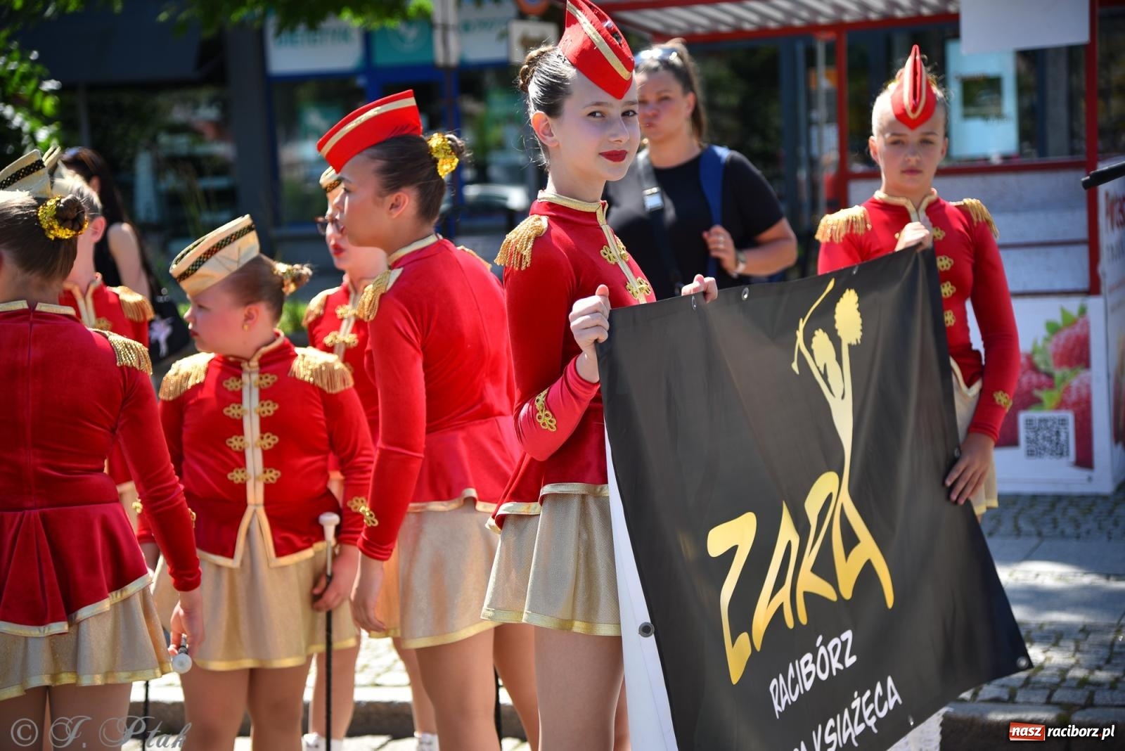 Zdjęcie w galerii na portalu naszraciborz.pl: Śląska mozaika na zamku. Korowód i barwy kultur na dziedzińcu Piastów wiadomości z regionu