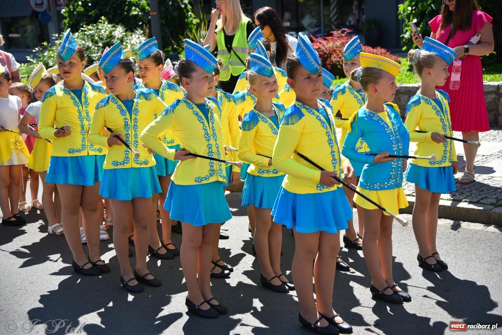 Zdjęcie w galerii na portalu naszraciborz.pl: Śląska mozaika na zamku. Korowód i barwy kultur na dziedzińcu Piastów wiadomości z regionu