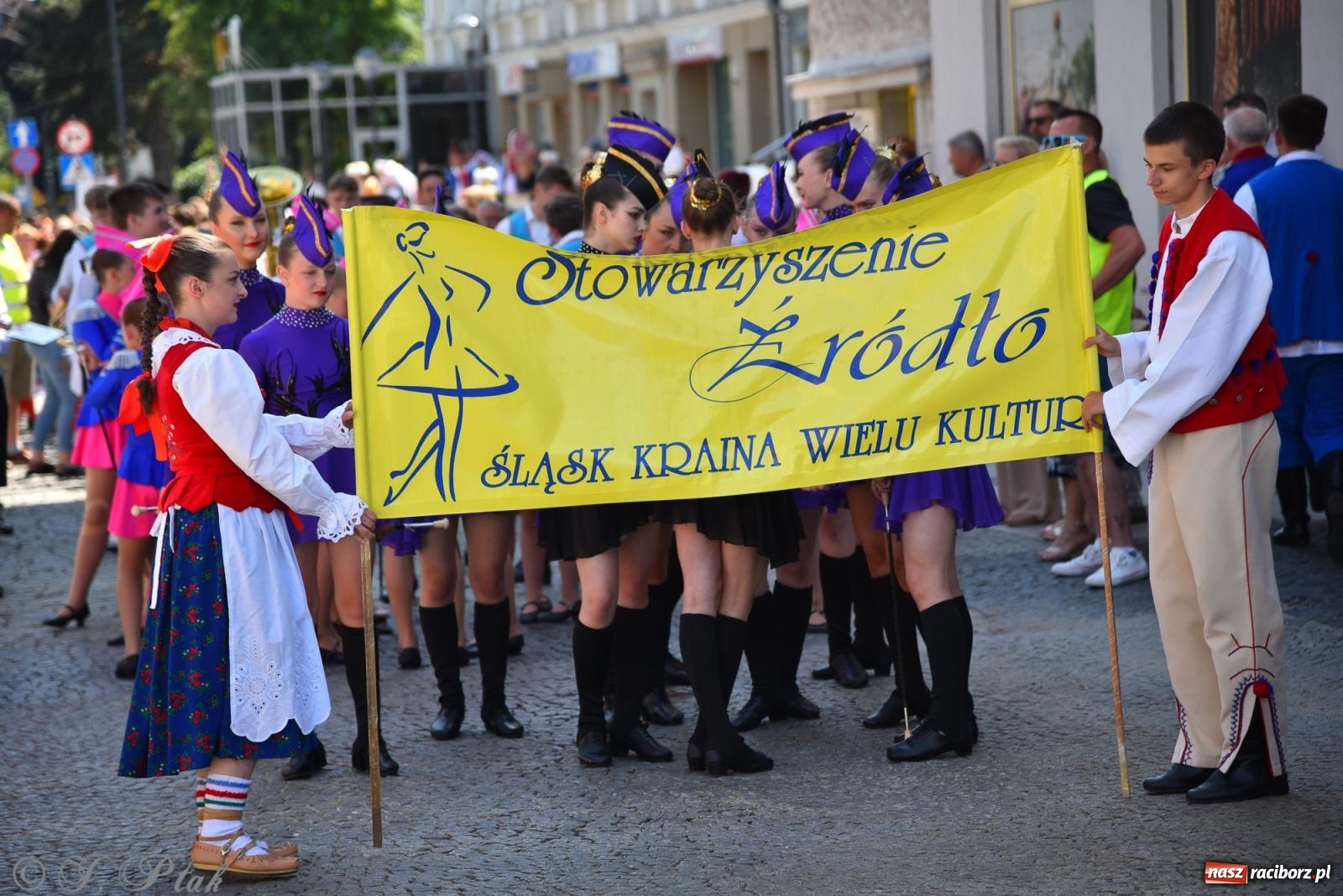 Zdjęcie w galerii na portalu naszraciborz.pl: Śląska mozaika na zamku. Korowód i barwy kultur na dziedzińcu Piastów wiadomości z regionu