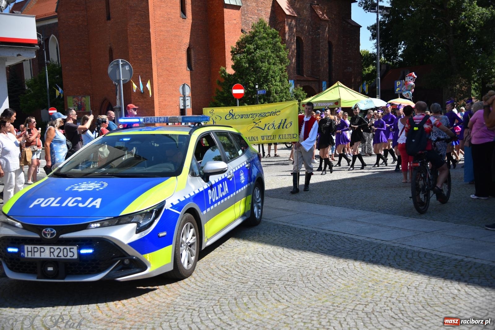 Zdjęcie w galerii na portalu naszraciborz.pl: Śląska mozaika na zamku. Korowód i barwy kultur na dziedzińcu Piastów wiadomości z regionu