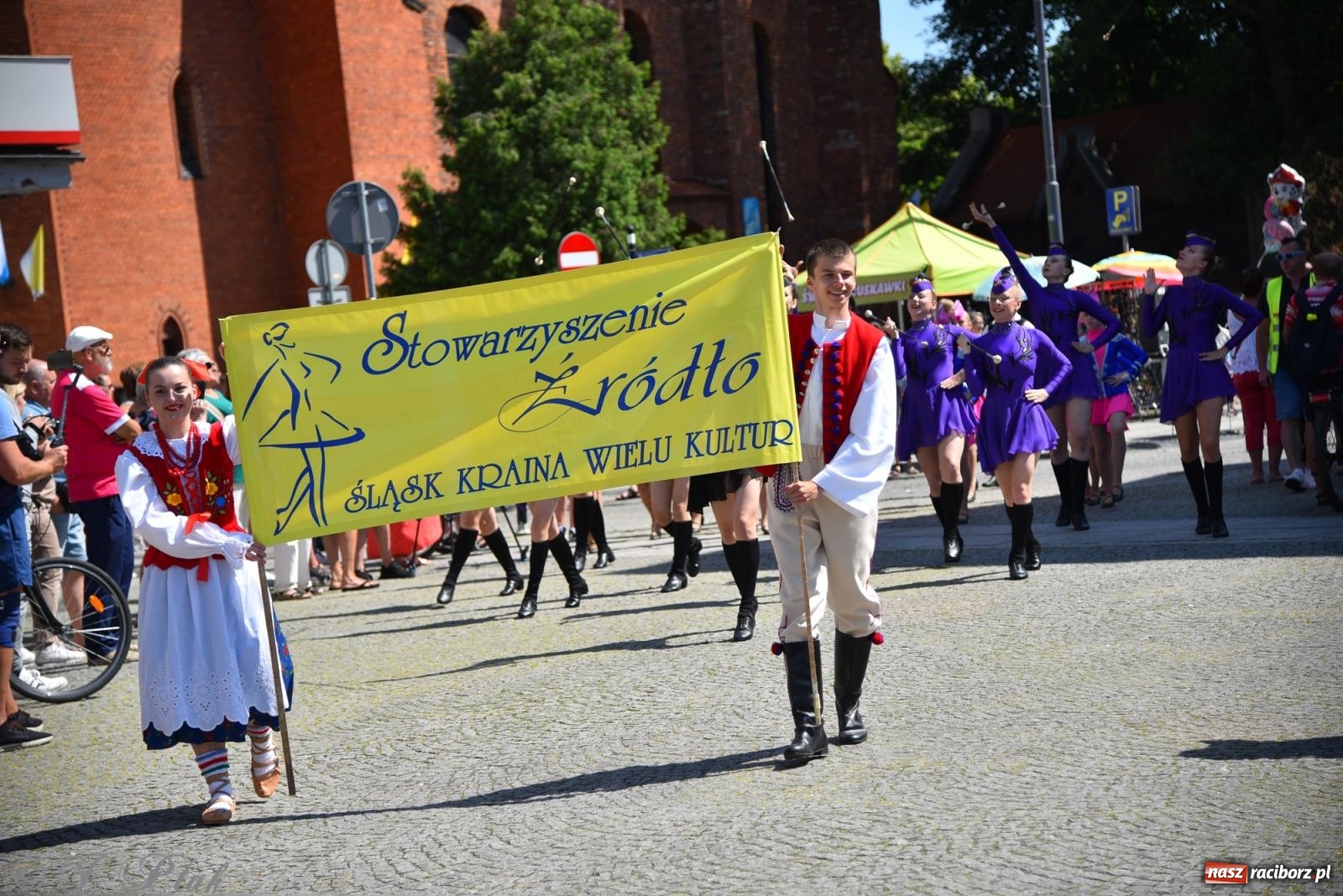 Zdjęcie w galerii na portalu naszraciborz.pl: Śląska mozaika na zamku. Korowód i barwy kultur na dziedzińcu Piastów wiadomości z regionu