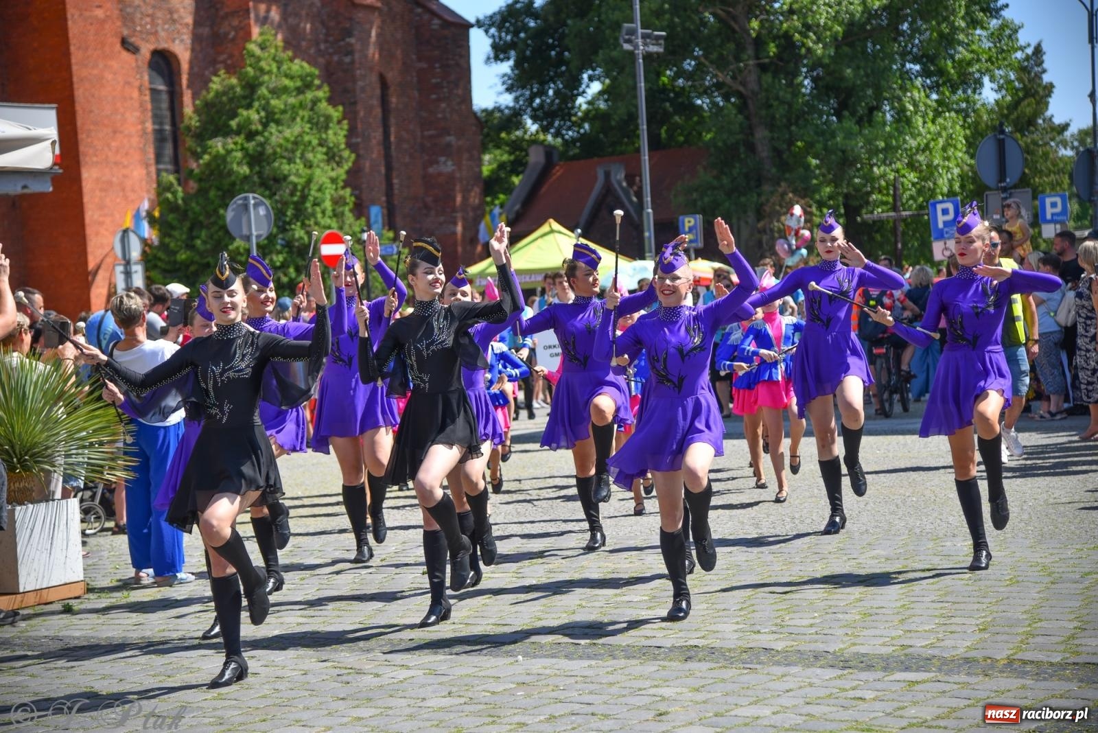 Zdjęcie w galerii na portalu naszraciborz.pl: Śląska mozaika na zamku. Korowód i barwy kultur na dziedzińcu Piastów wiadomości z regionu