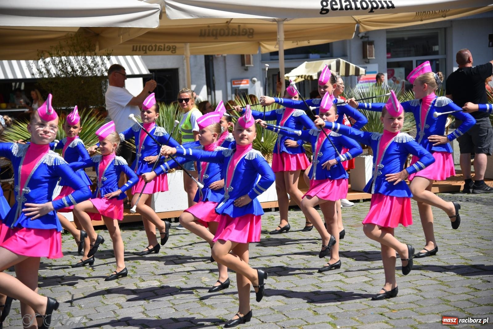 Zdjęcie w galerii na portalu naszraciborz.pl: Śląska mozaika na zamku. Korowód i barwy kultur na dziedzińcu Piastów wiadomości z regionu