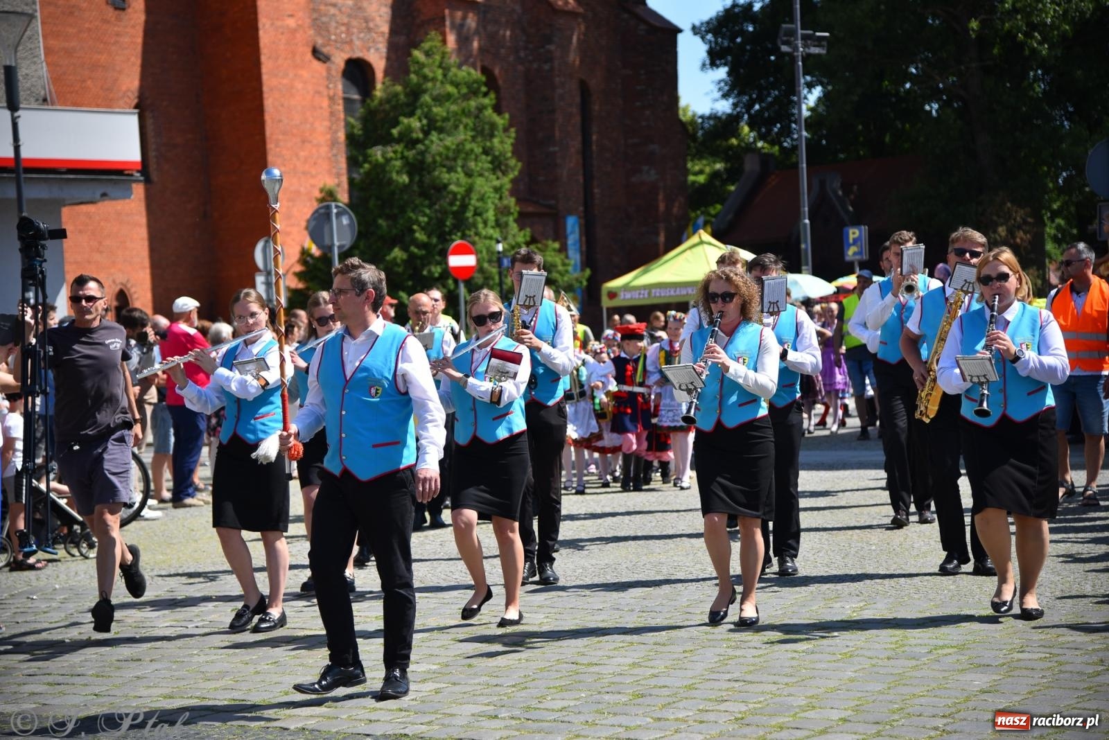 Zdjęcie w galerii na portalu naszraciborz.pl: Śląska mozaika na zamku. Korowód i barwy kultur na dziedzińcu Piastów wiadomości z regionu