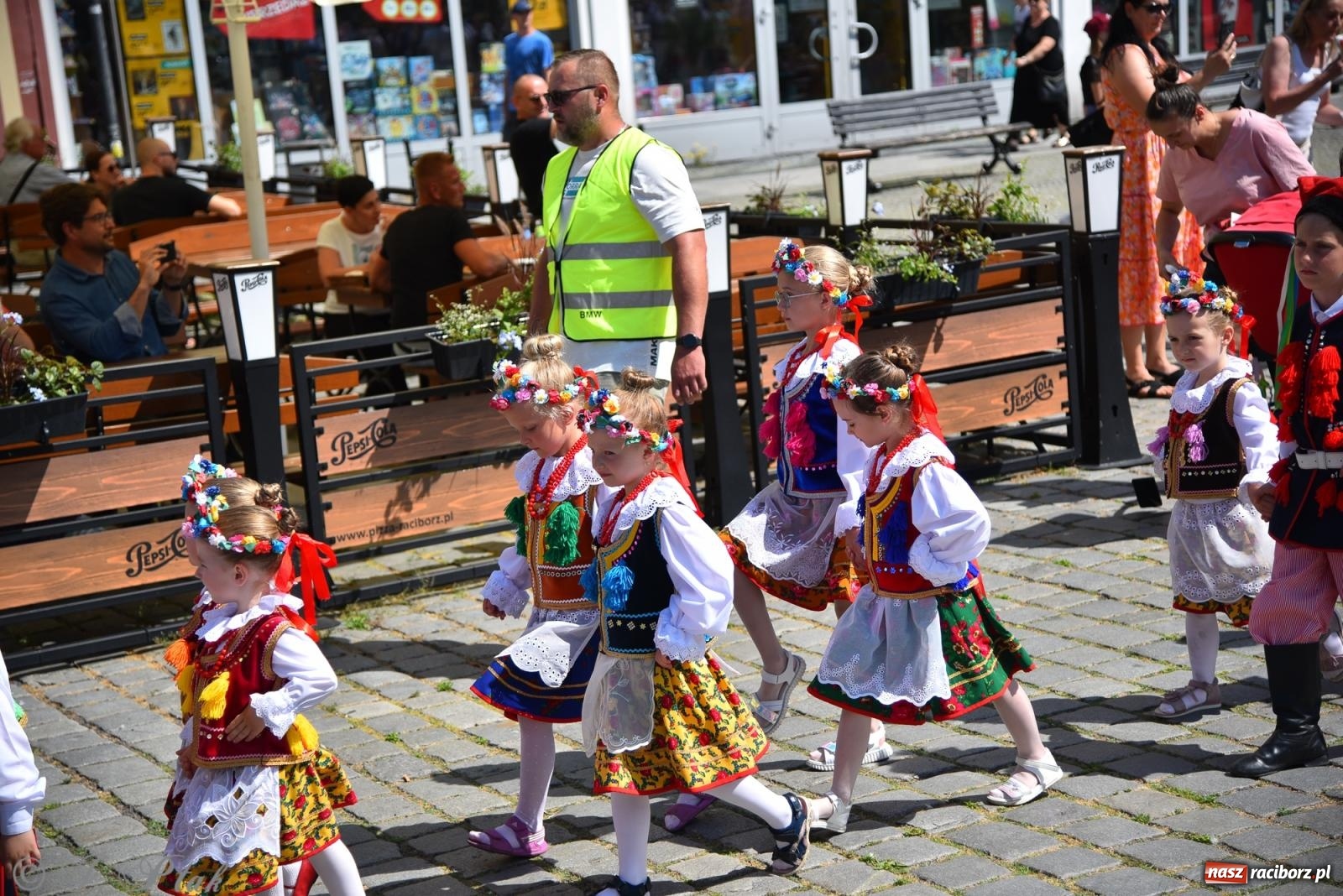 Zdjęcie w galerii na portalu naszraciborz.pl: Śląska mozaika na zamku. Korowód i barwy kultur na dziedzińcu Piastów wiadomości z regionu
