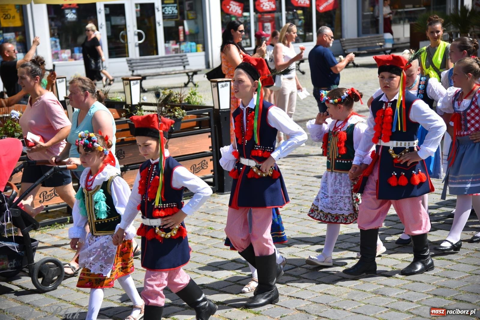Zdjęcie w galerii na portalu naszraciborz.pl: Śląska mozaika na zamku. Korowód i barwy kultur na dziedzińcu Piastów wiadomości z regionu