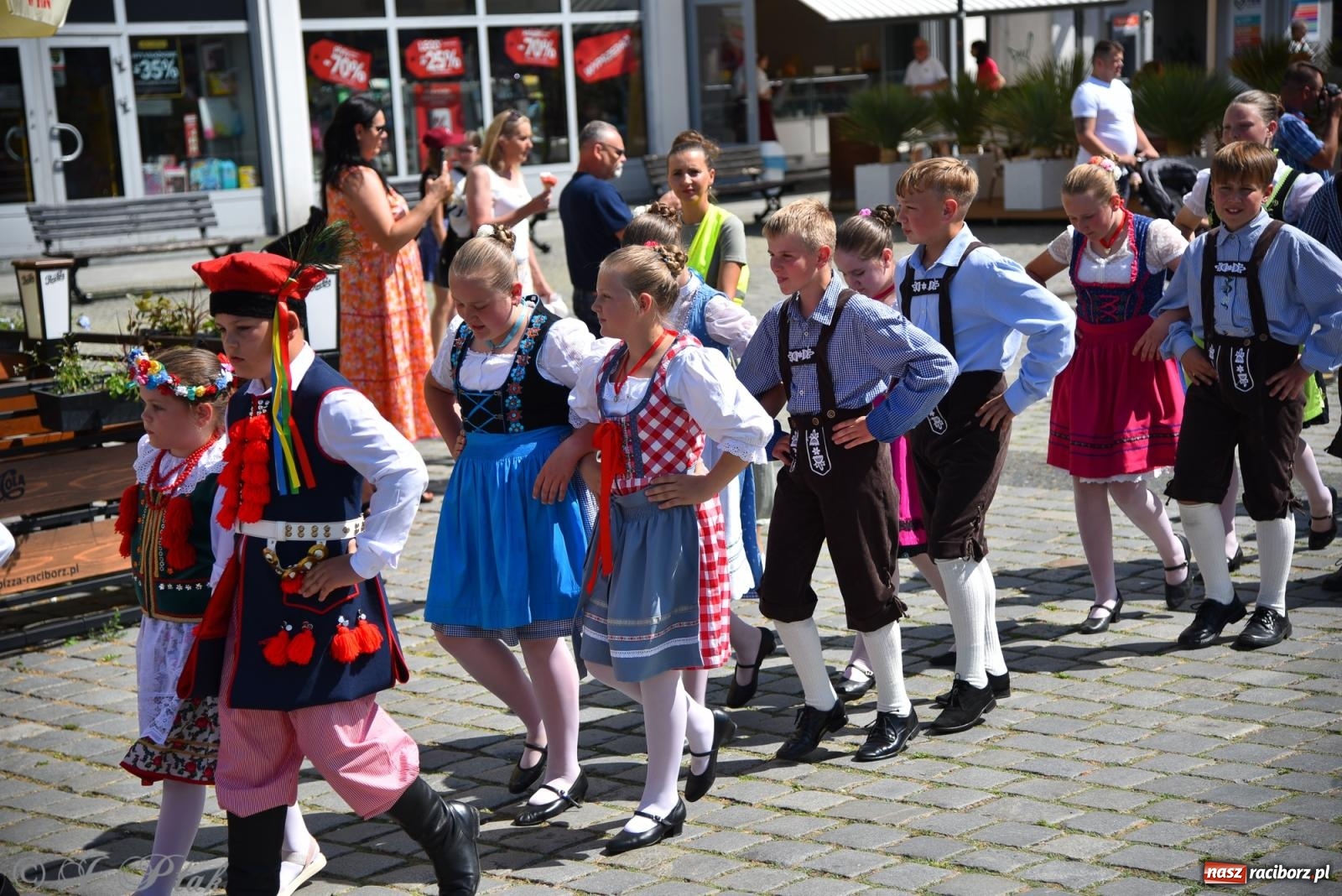 Zdjęcie w galerii na portalu naszraciborz.pl: Śląska mozaika na zamku. Korowód i barwy kultur na dziedzińcu Piastów wiadomości z regionu