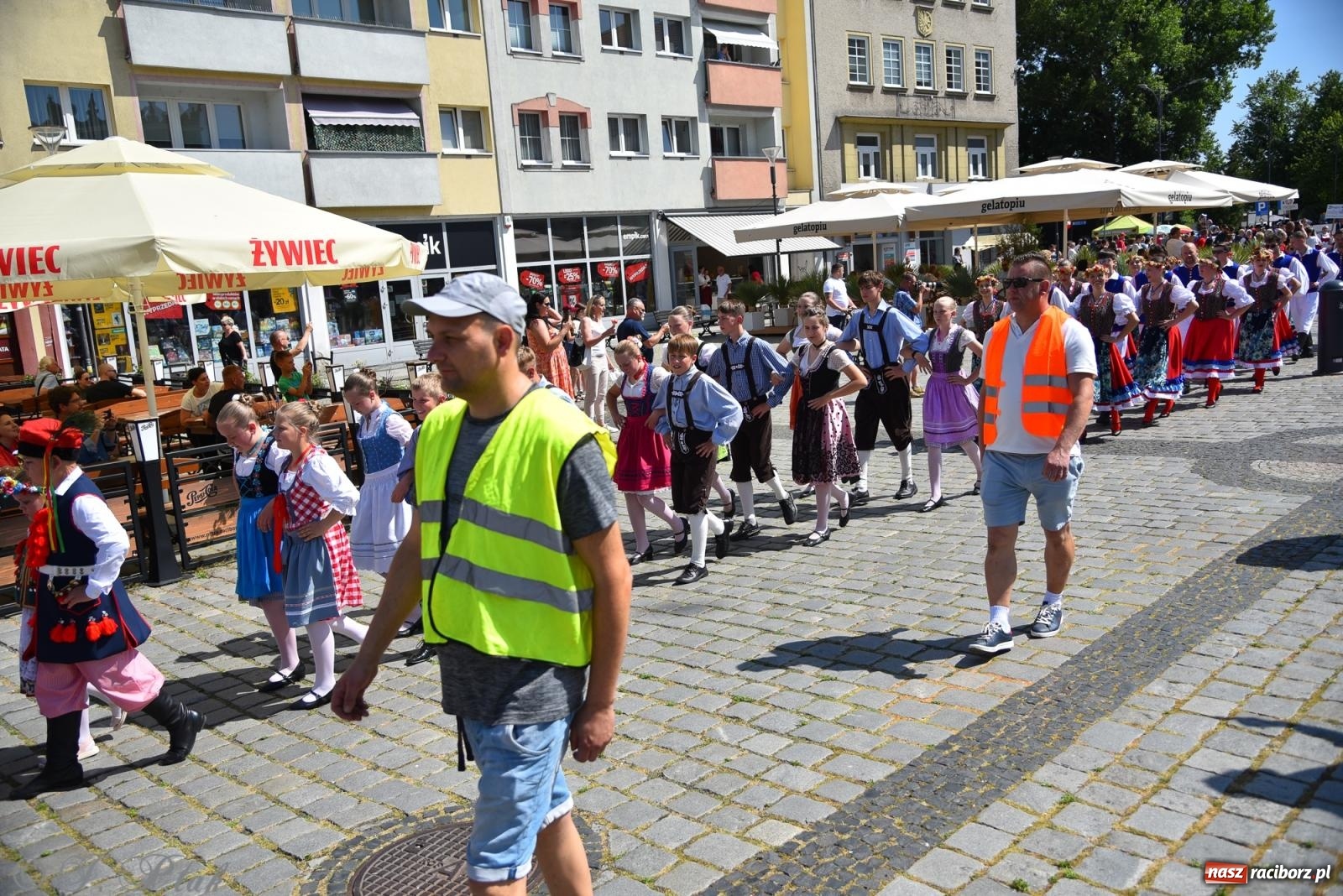 Zdjęcie w galerii na portalu naszraciborz.pl: Śląska mozaika na zamku. Korowód i barwy kultur na dziedzińcu Piastów wiadomości z regionu