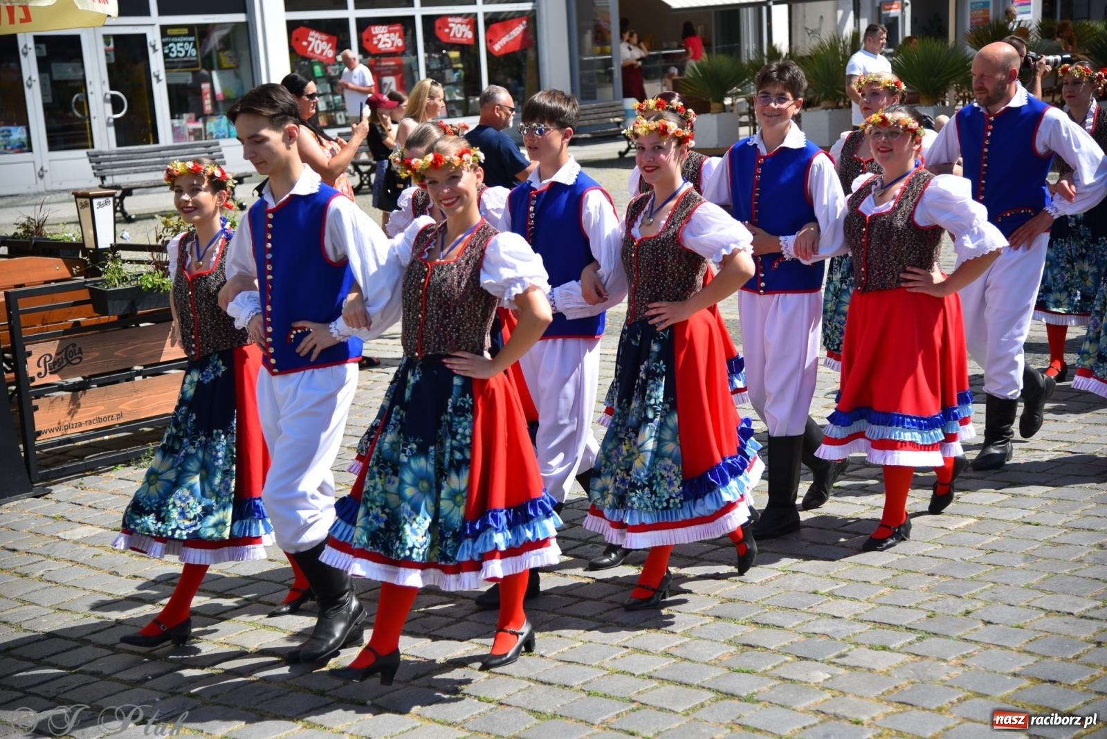 Zdjęcie w galerii na portalu naszraciborz.pl: Śląska mozaika na zamku. Korowód i barwy kultur na dziedzińcu Piastów wiadomości z regionu
