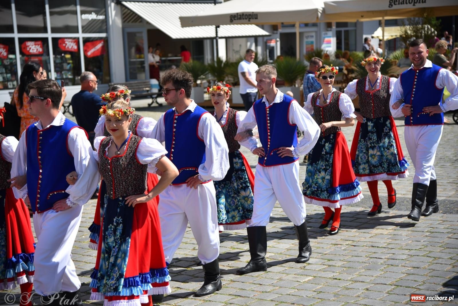 Zdjęcie w galerii na portalu naszraciborz.pl: Śląska mozaika na zamku. Korowód i barwy kultur na dziedzińcu Piastów wiadomości z regionu