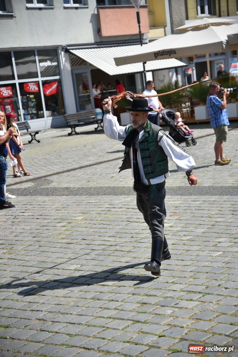 Zdjęcie w galerii na portalu naszraciborz.pl: Śląska mozaika na zamku. Korowód i barwy kultur na dziedzińcu Piastów wiadomości z regionu