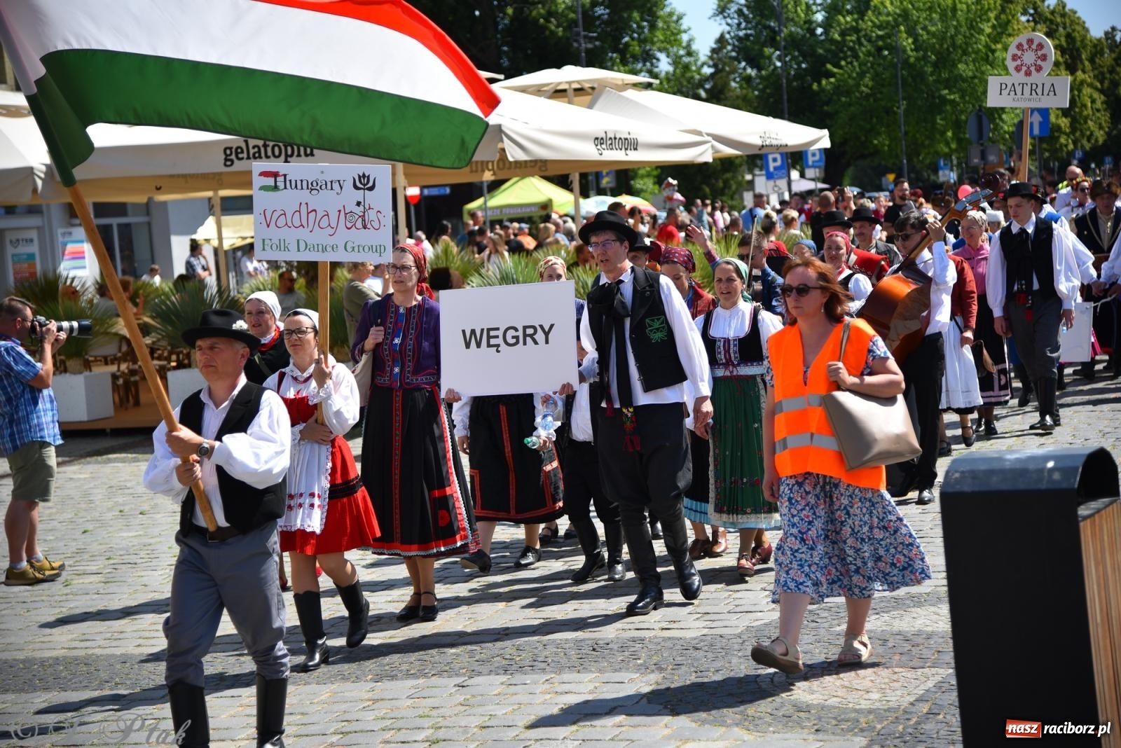 Zdjęcie w galerii na portalu naszraciborz.pl: Śląska mozaika na zamku. Korowód i barwy kultur na dziedzińcu Piastów wiadomości z regionu