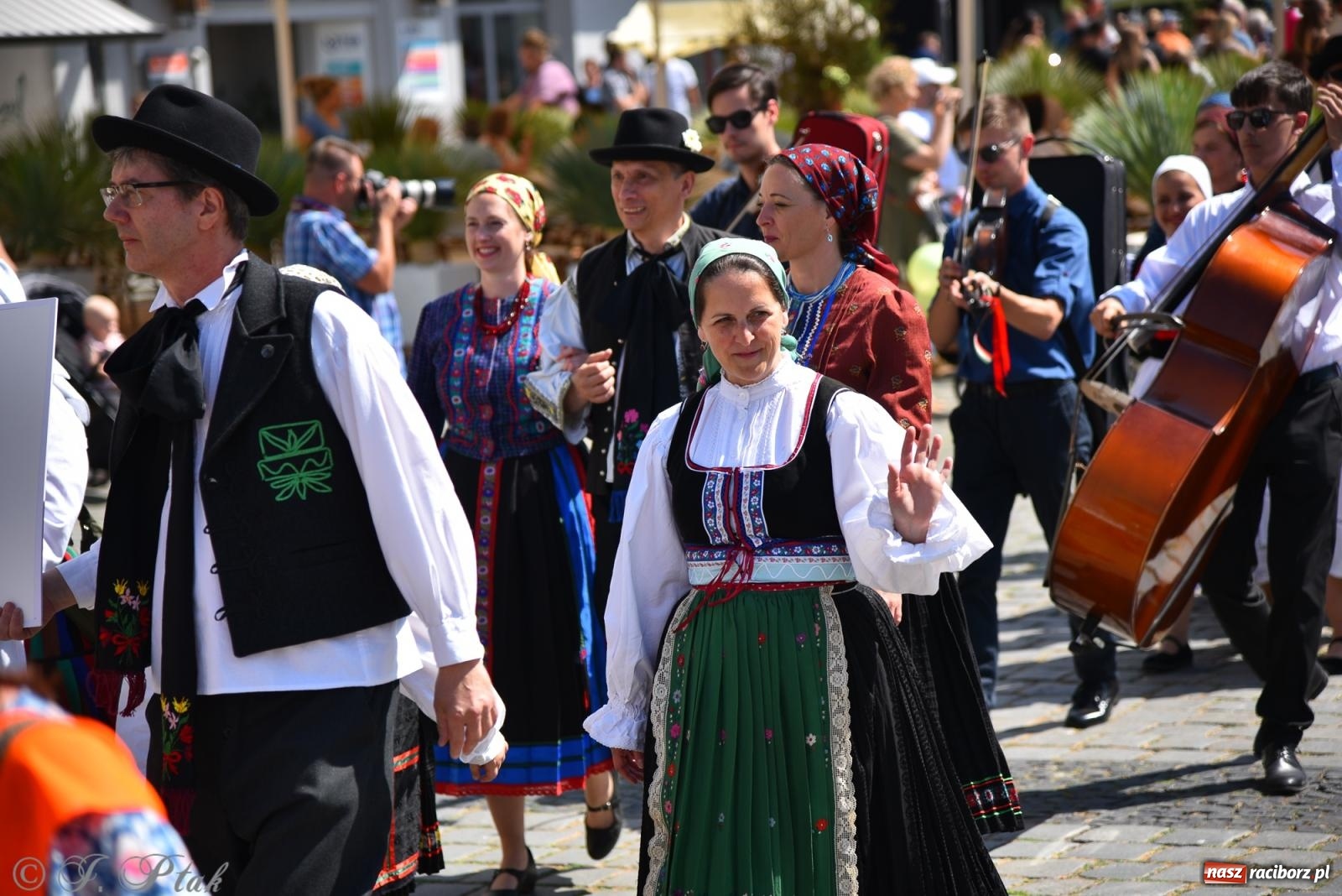 Zdjęcie w galerii na portalu naszraciborz.pl: Śląska mozaika na zamku. Korowód i barwy kultur na dziedzińcu Piastów wiadomości z regionu
