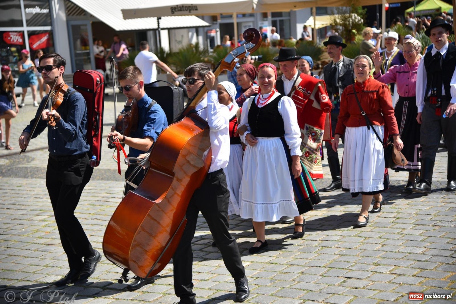 Zdjęcie w galerii na portalu naszraciborz.pl: Śląska mozaika na zamku. Korowód i barwy kultur na dziedzińcu Piastów wiadomości z regionu