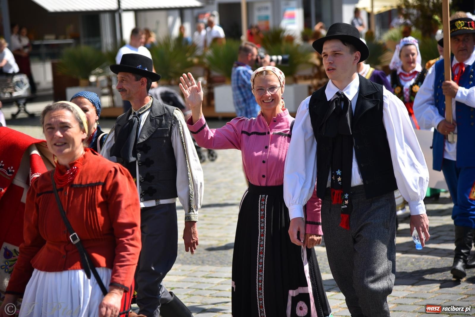 Zdjęcie w galerii na portalu naszraciborz.pl: Śląska mozaika na zamku. Korowód i barwy kultur na dziedzińcu Piastów wiadomości z regionu