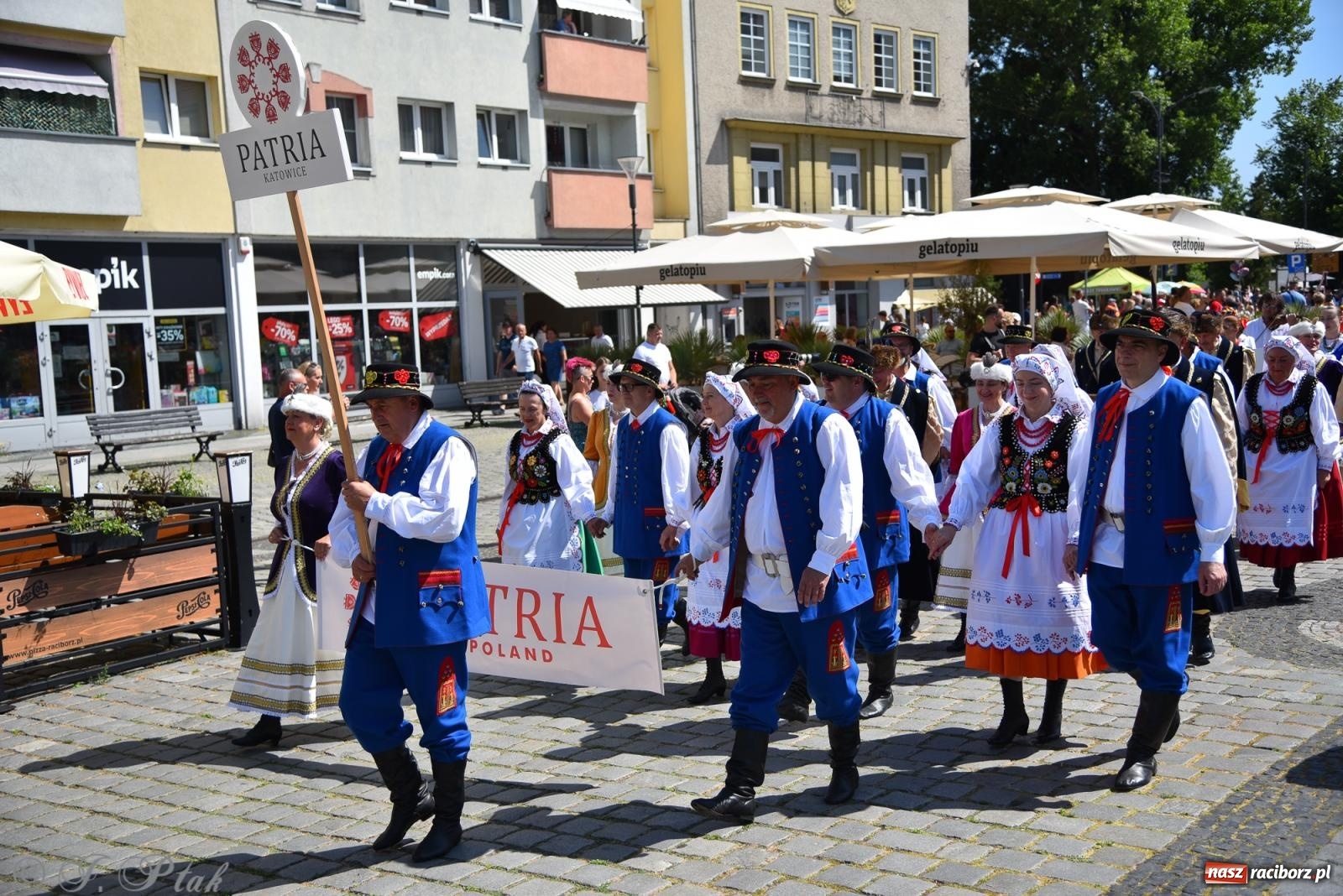Zdjęcie w galerii na portalu naszraciborz.pl: Śląska mozaika na zamku. Korowód i barwy kultur na dziedzińcu Piastów wiadomości z regionu