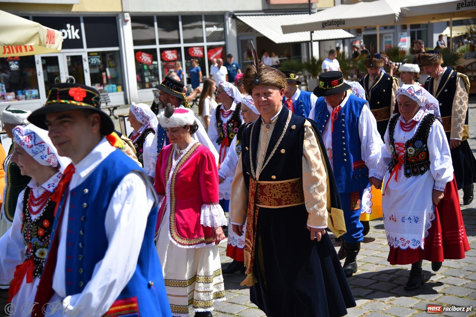 Zdjęcie w galerii na portalu naszraciborz.pl: Śląska mozaika na zamku. Korowód i barwy kultur na dziedzińcu Piastów wiadomości z regionu