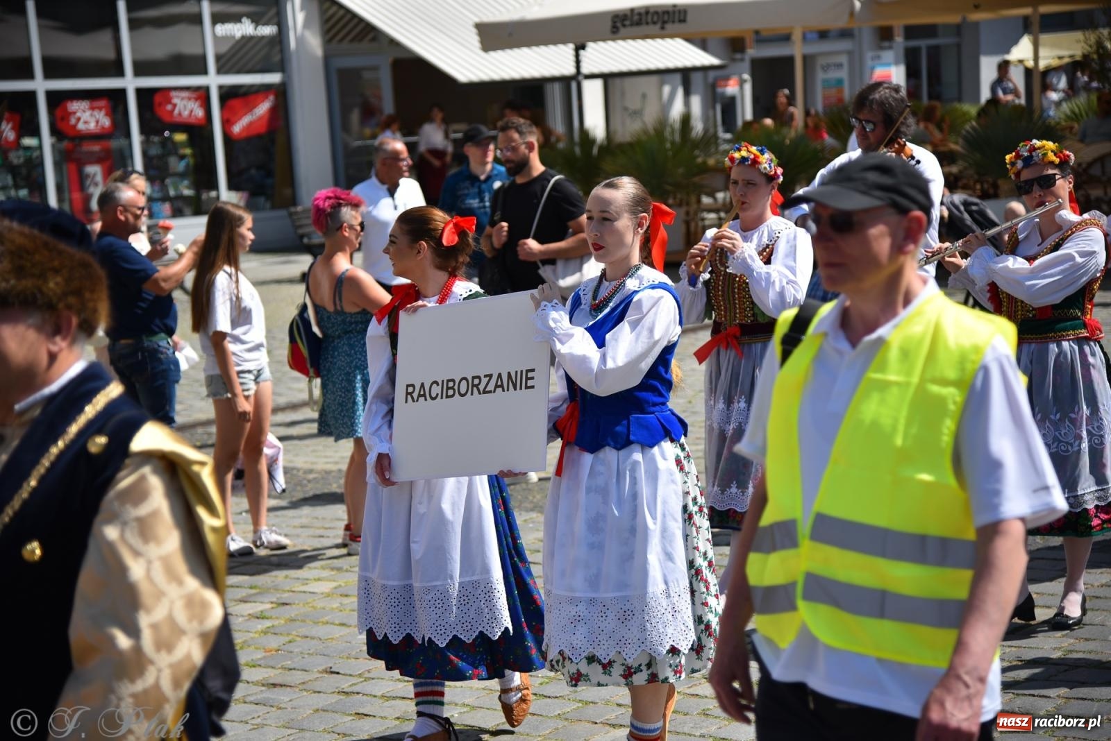 Zdjęcie w galerii na portalu naszraciborz.pl: Śląska mozaika na zamku. Korowód i barwy kultur na dziedzińcu Piastów wiadomości z regionu