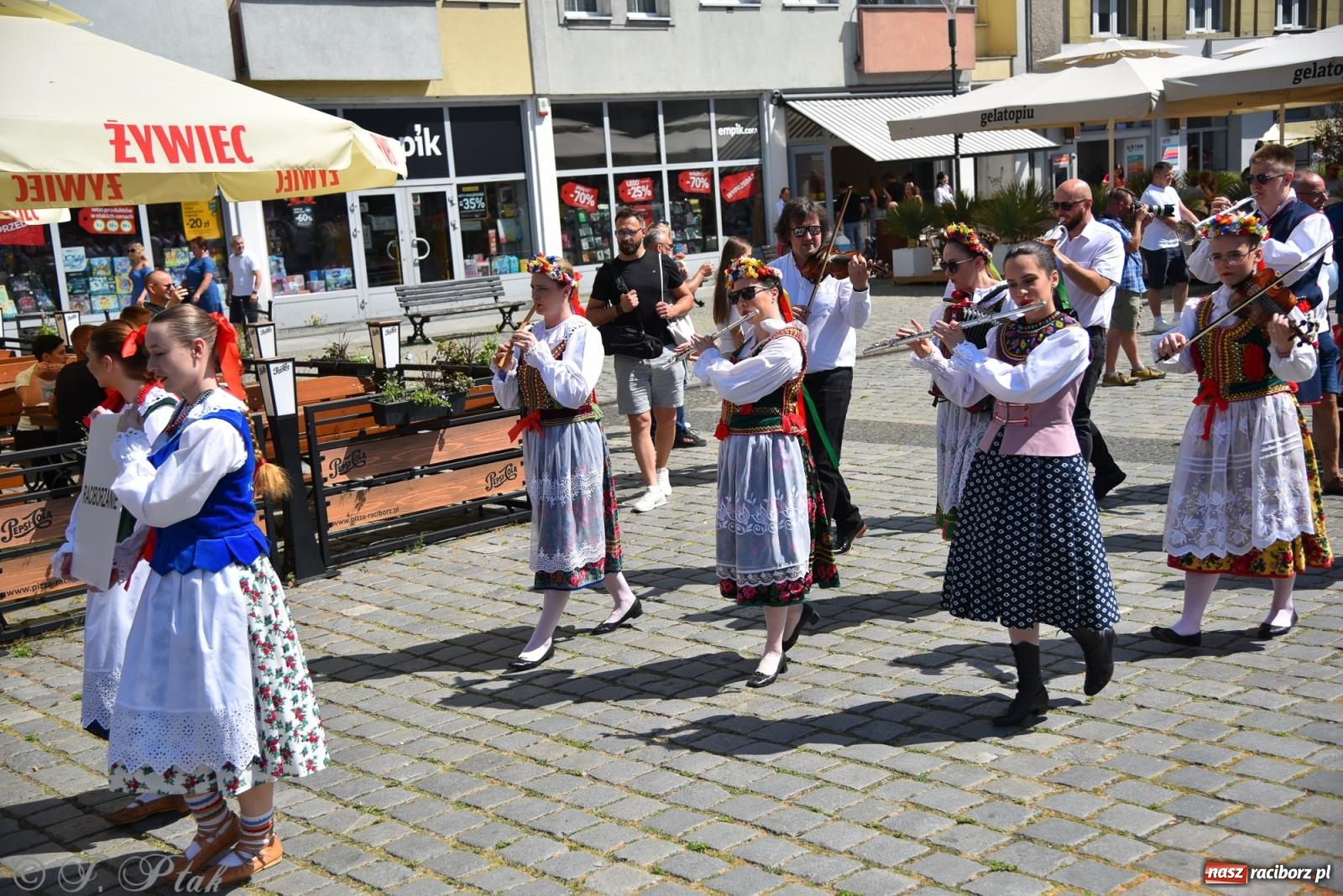 Zdjęcie w galerii na portalu naszraciborz.pl: Śląska mozaika na zamku. Korowód i barwy kultur na dziedzińcu Piastów wiadomości z regionu