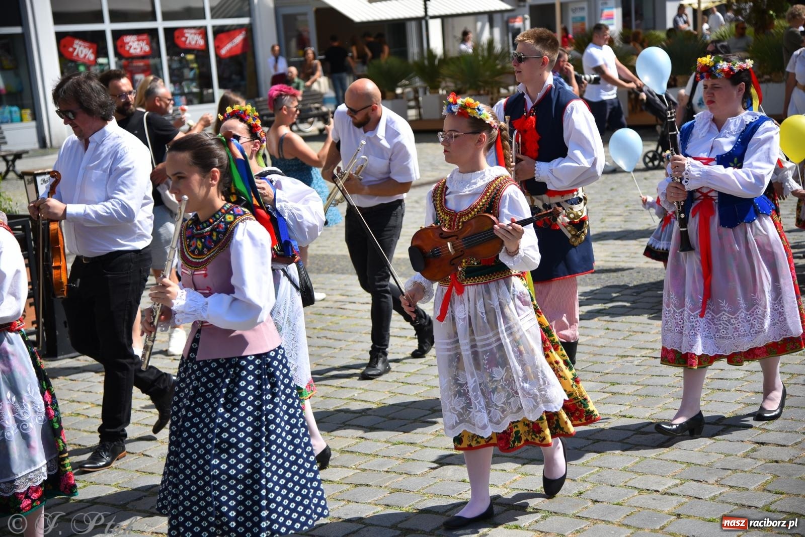 Zdjęcie w galerii na portalu naszraciborz.pl: Śląska mozaika na zamku. Korowód i barwy kultur na dziedzińcu Piastów wiadomości z regionu
